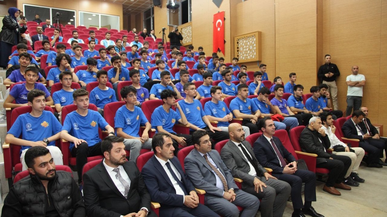 Gençlik ve Spor Bakan Yardımcısı Eminoğlu, Bitlis'te gençlerle buluştu: