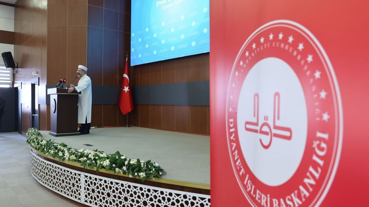 Diyanet İşleri Başkanı Erbaş, din eğitimi çalıştayında konuştu: