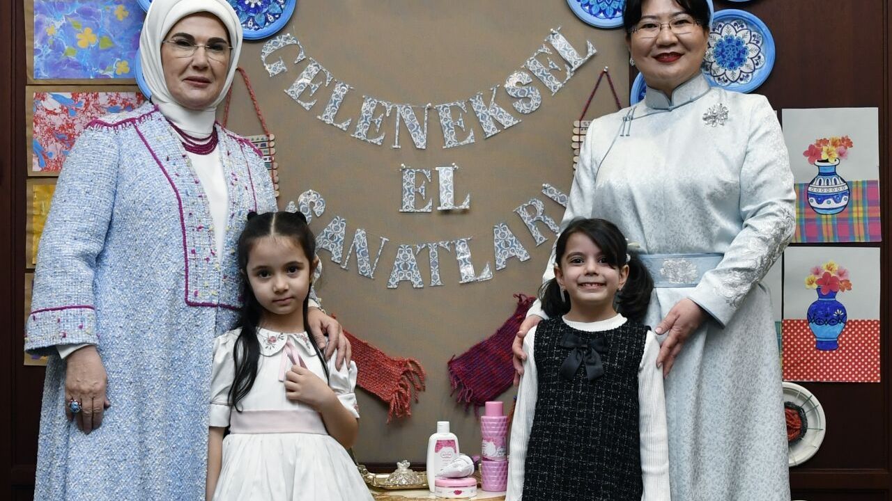 Emine Erdoğan, Moğolistan Cumhurbaşkanının eşi Luvsandorj ile bir araya geldi