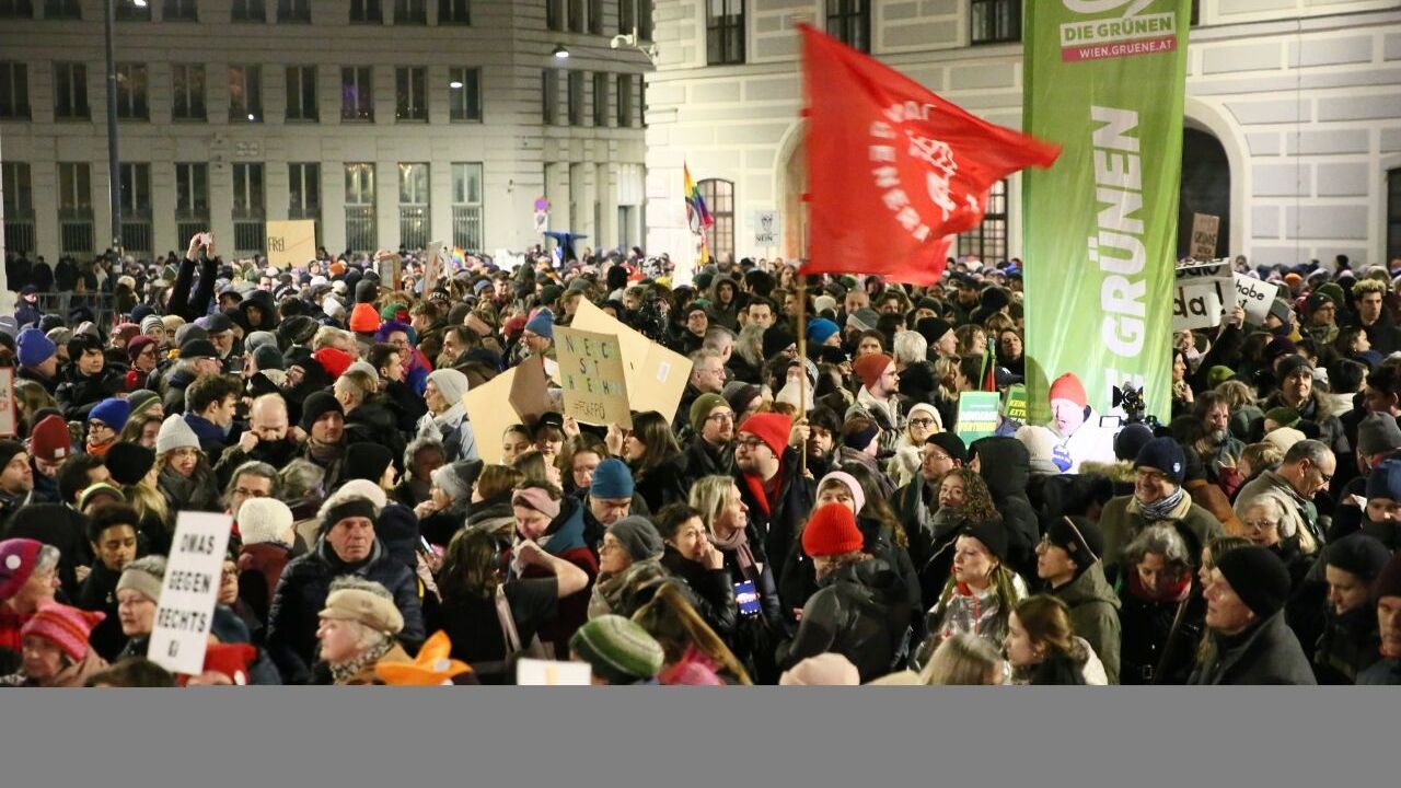 Avusturya’da binlerce gösterici, iktidar ortağı olması beklenen aşırı sağcı FPÖ'yü protesto etti