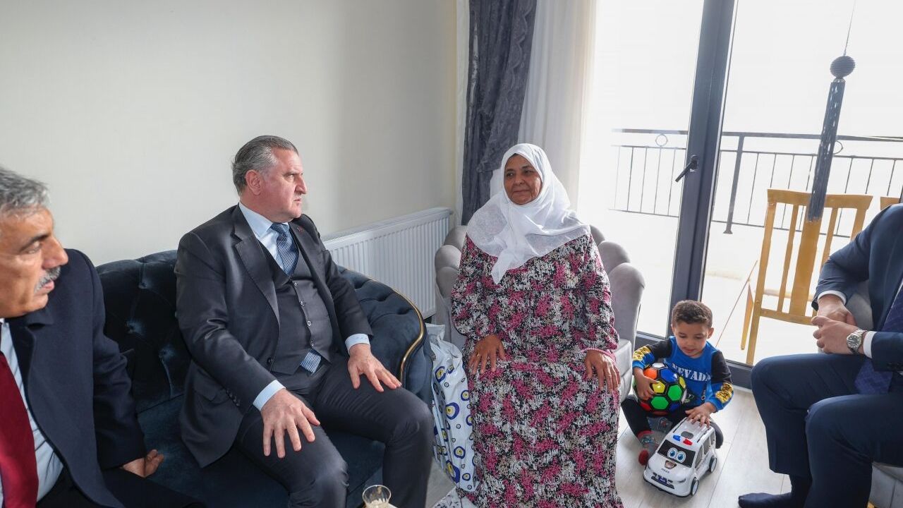 Bakan Osman Aşkın Bak, Kilis'te afetzedelerin evlerine misafir oldu