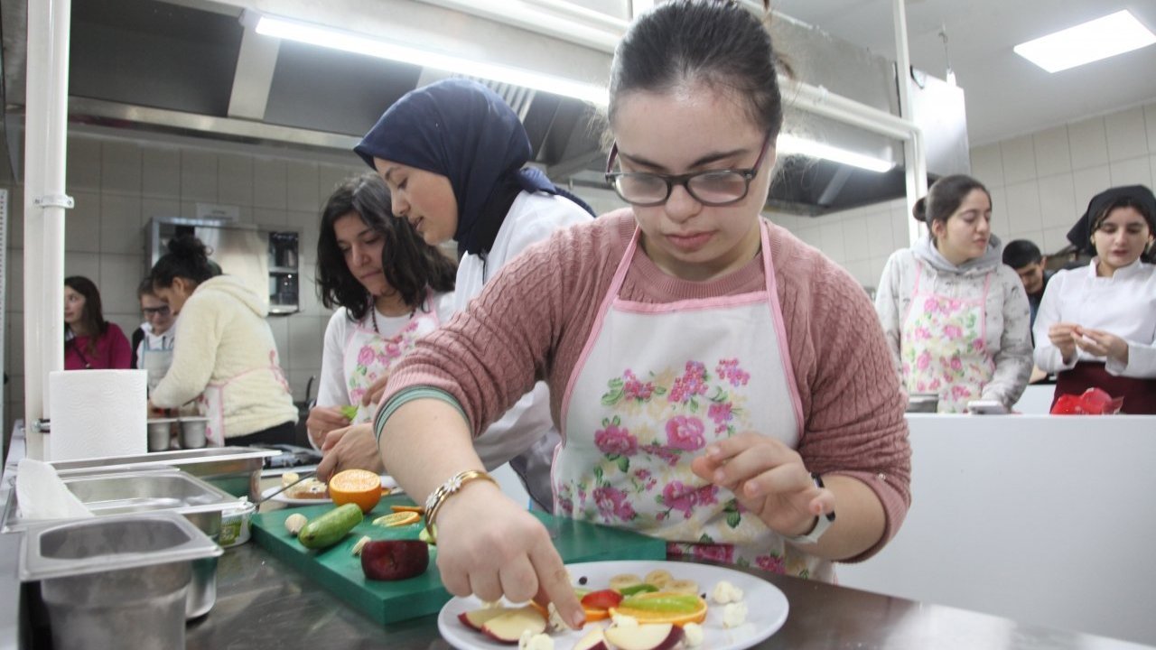 Bitlis'te zihinsel engelli öğrenciler, üniversite mutfağında kahvaltı hazırladı