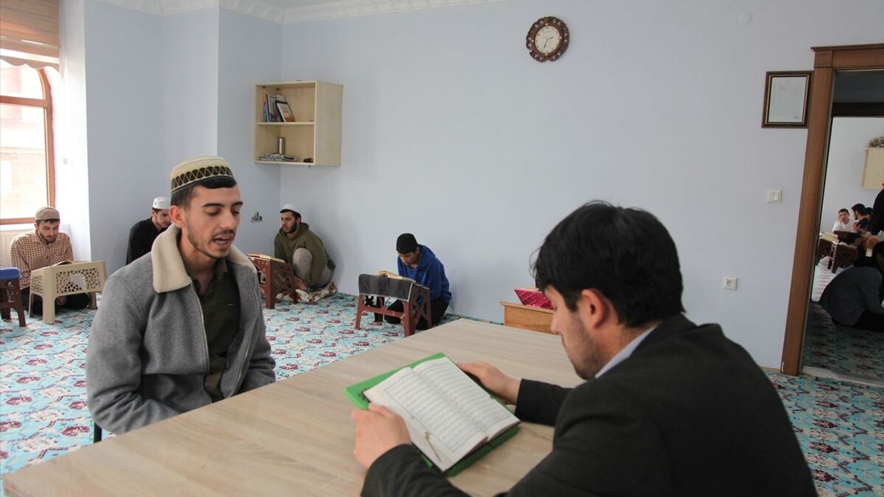 Bitlis'te 3 öğrenci 4 ayda hafız oldu