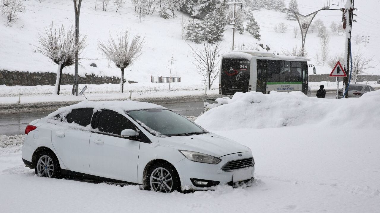 Bitlis'te kar nedeniyle 80 köy yolu ulaşıma kapandı