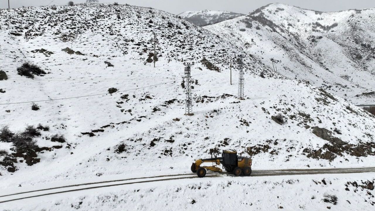 Bitlis'te kardan kapanan 80 köy yolunun açılması için ekiplerin çalışması sürüyor