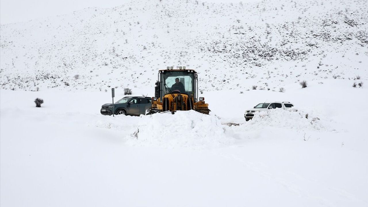 Bitlis'te kardan kapanan kilometrelerce yolu açık tutmak için mesai yapıyorlar
