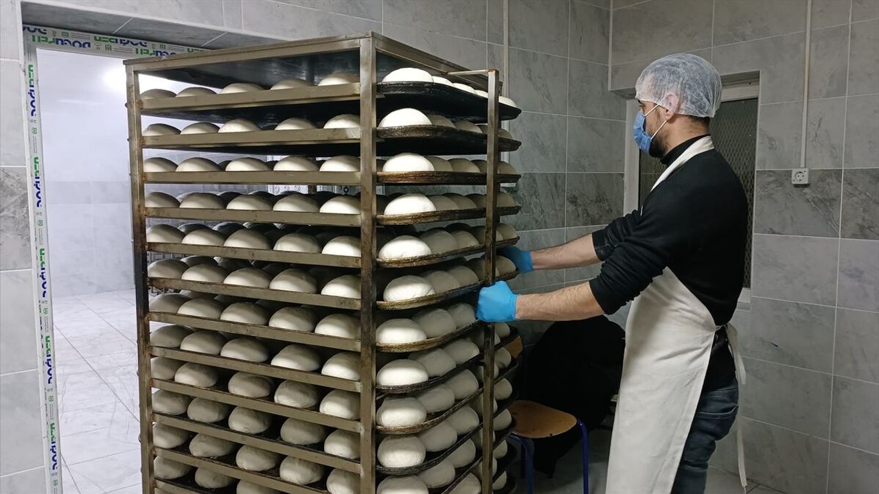 Bitlis'te lise öğrencileri, taşımalı eğitim verilen okullardaki öğrencilerin yemeğini hazırlıyor