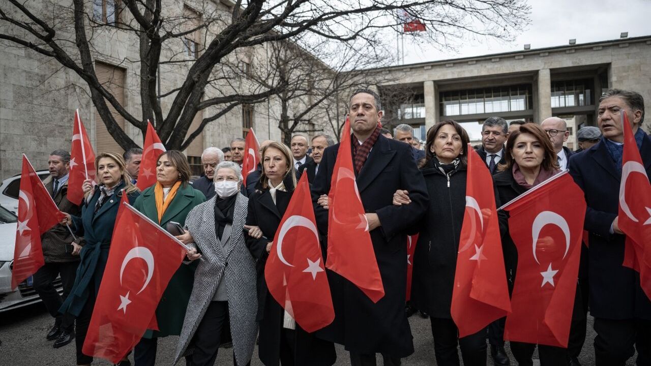 CHP milletvekilleri, İmamoğlu'nun gözaltı kararına tepki için Meclis'ten parti genel merkezine yürüdü