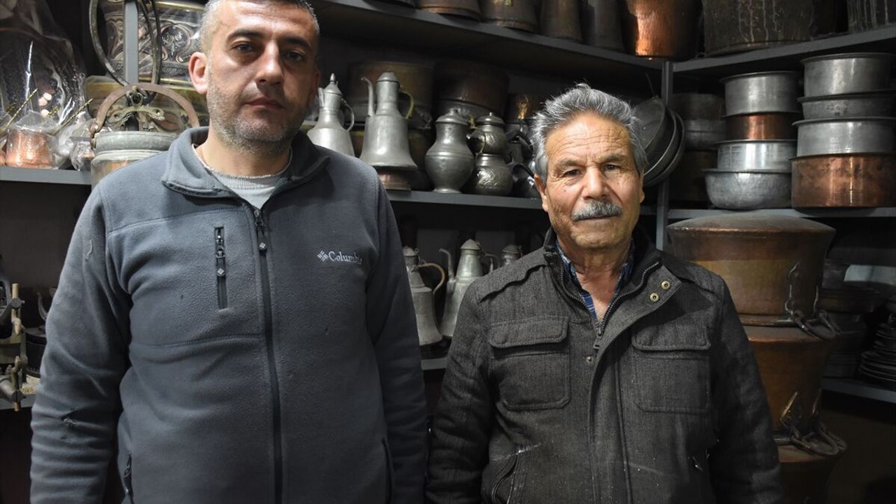 Kalaycı Yusuf usta mesleğini vefat eden ortağının oğluna öğretiyor