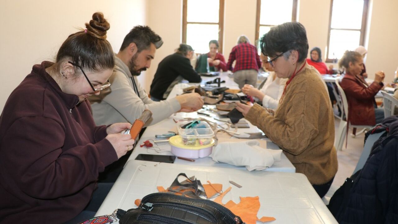 Karabük'te düzenlenen çalıştayla unutulmaya yüz tutan dericilik canlandırılmaya çalışılıyor