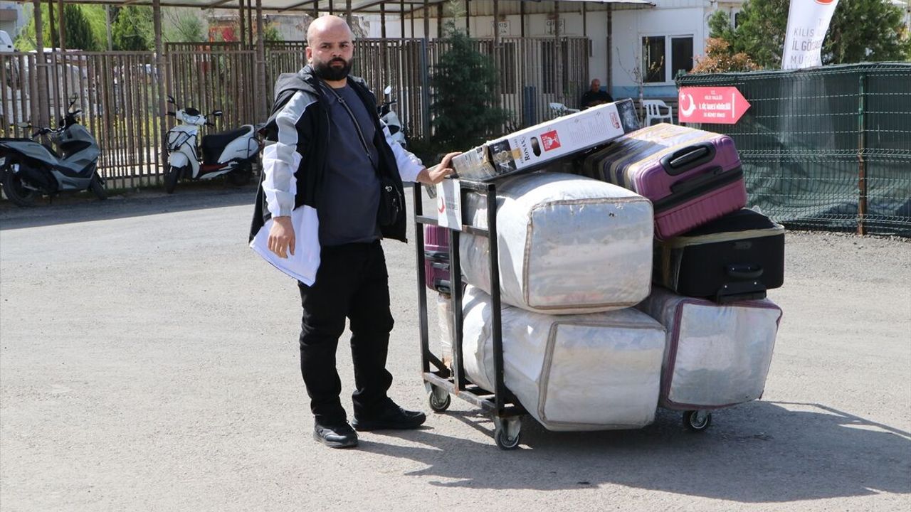 Türkiye'deki Suriyelilerin Kilis'ten ülkelerine dönüşü arife gününde de sürüyor