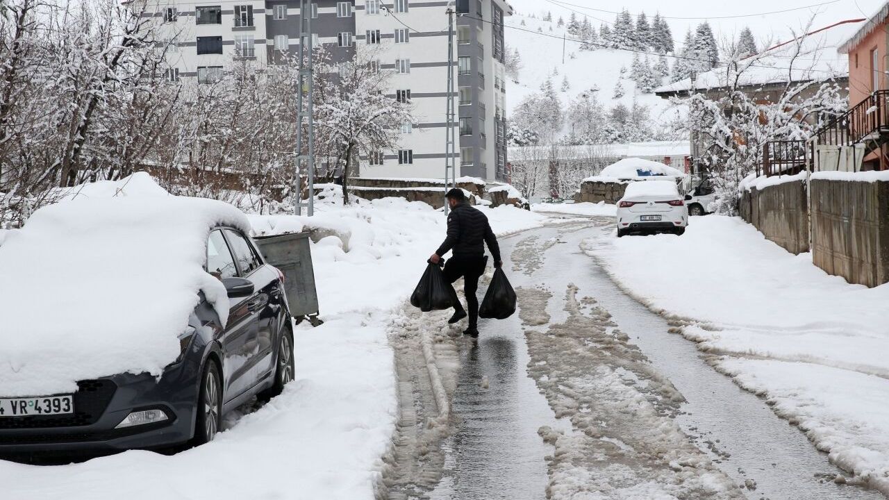 Van ve Bitlis'te 107 yerleşim yerine ulaşım sağlanamıyor