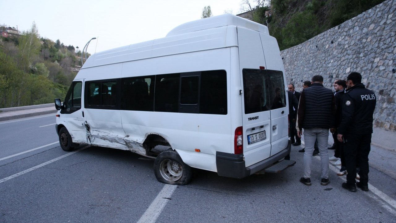 Bitlis'te otomobil ile minibüsün çarpıştığı kazada 8 kişi yaralandı