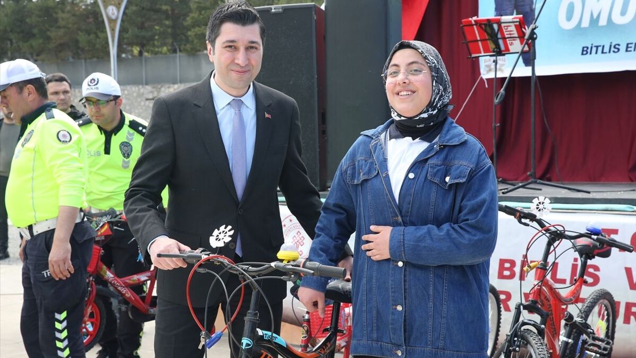 Bitlis'te "Karayolları Güvenliği ve Trafik Haftası" kutlandı