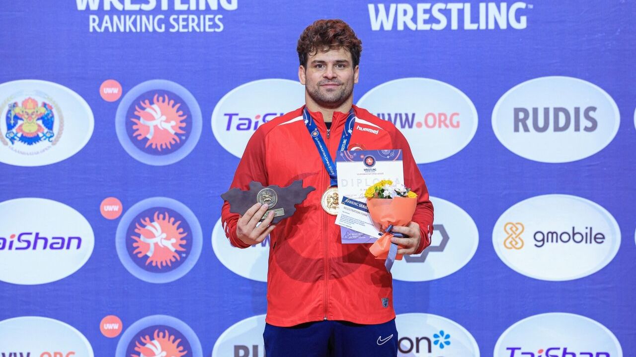 Milli güreşçi Osman Göçen, Moğolistan'da altın madalya kazandı