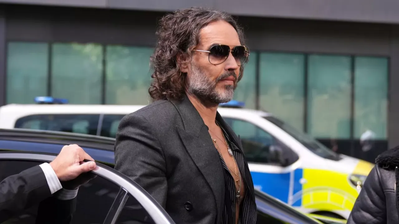 İngiliz aktör Russell Brand, tecavüz ve saldırı suçlamalarıyla hakim karşısına çıktı