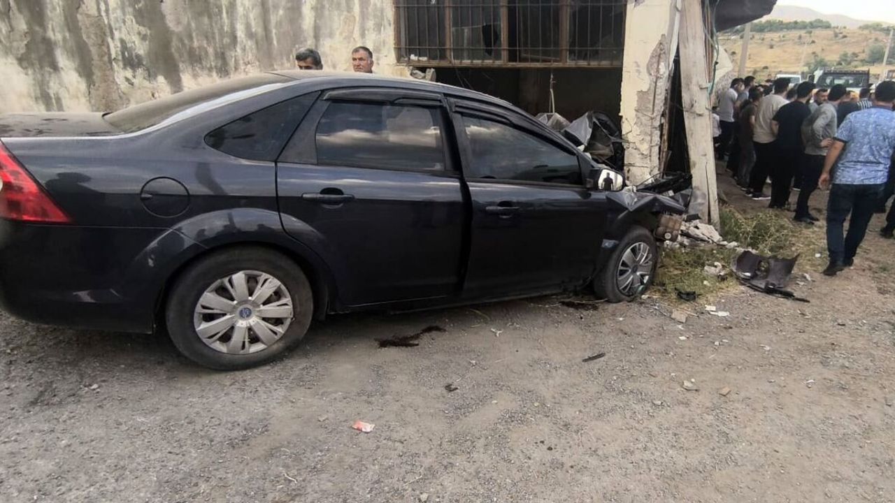 Bitlis'te duvara çarpan otomobildeki 1 kişi öldü, 4 kişi yaralandı