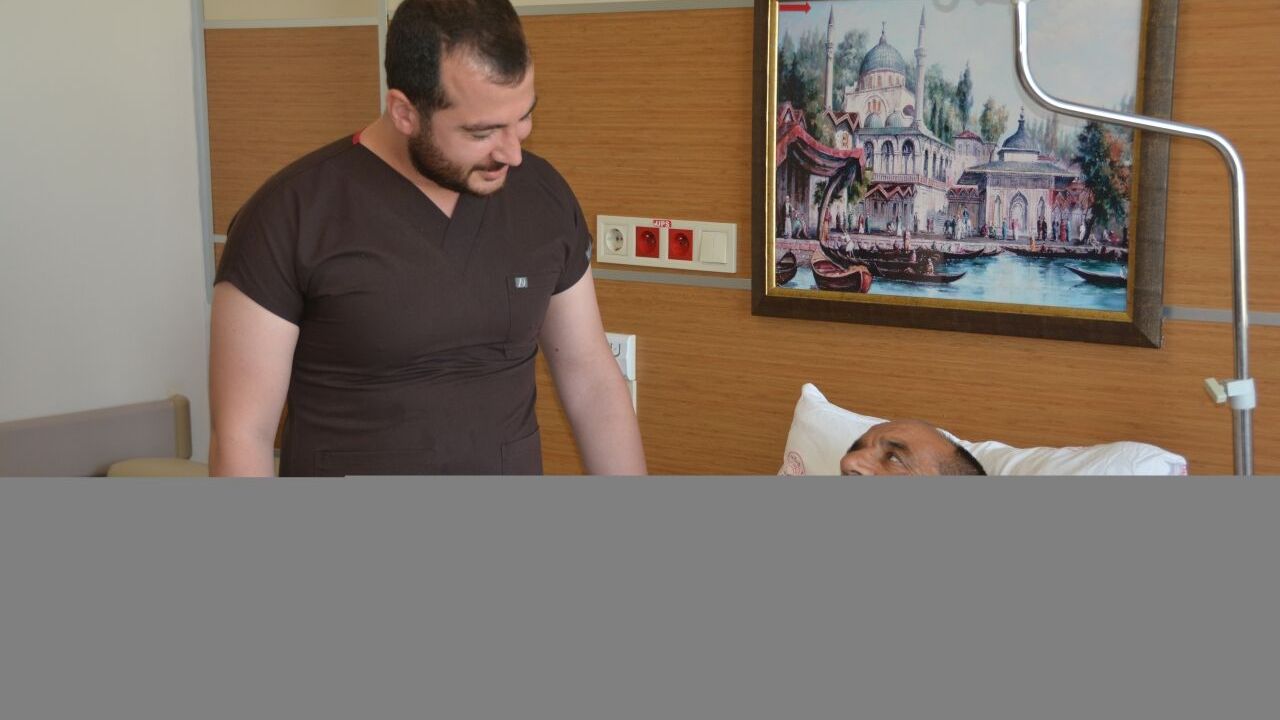 Bitlis'te karın ağrısı şikayeti bulunan hastanın böbreğinden 23 santimetrelik kist çıkarıldı