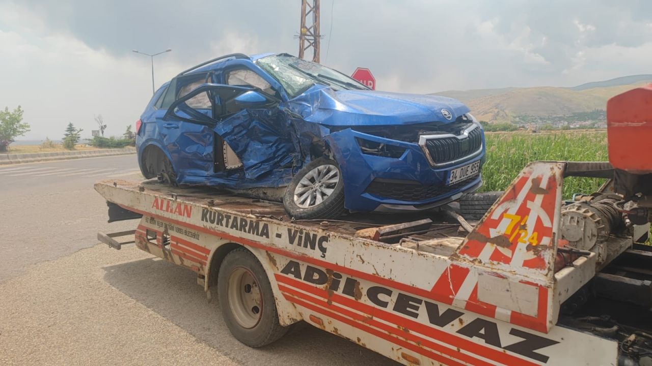 Bitlis'te otomobil ile hafif ticari araç çarpıştı, 2 kişi öldü, 1 kişi yaralandı