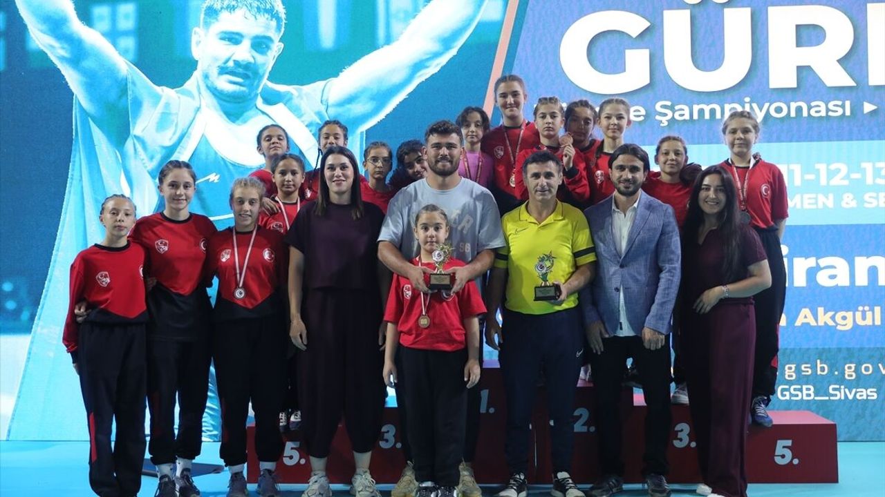 Minikler Türkiye Güreş Şampiyonası'nın kızlar kategorisi müsabakaları tamamlandı
