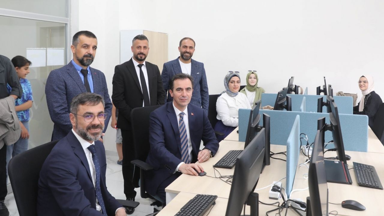 Bitlis'te Dijital Gençlik Merkezi hizmete açıldı