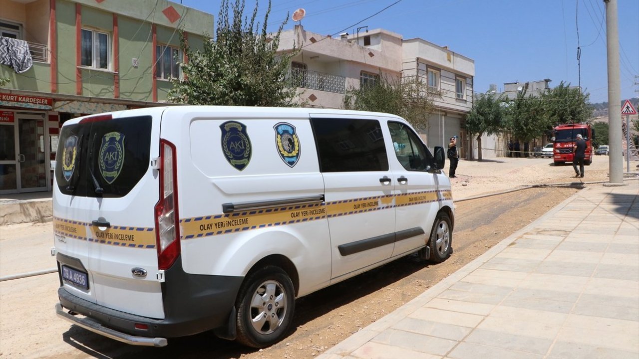 Kilis'te iş makinesinin zarar verdiği doğal gaz borusundaki yangın iş yerine hasar verdi