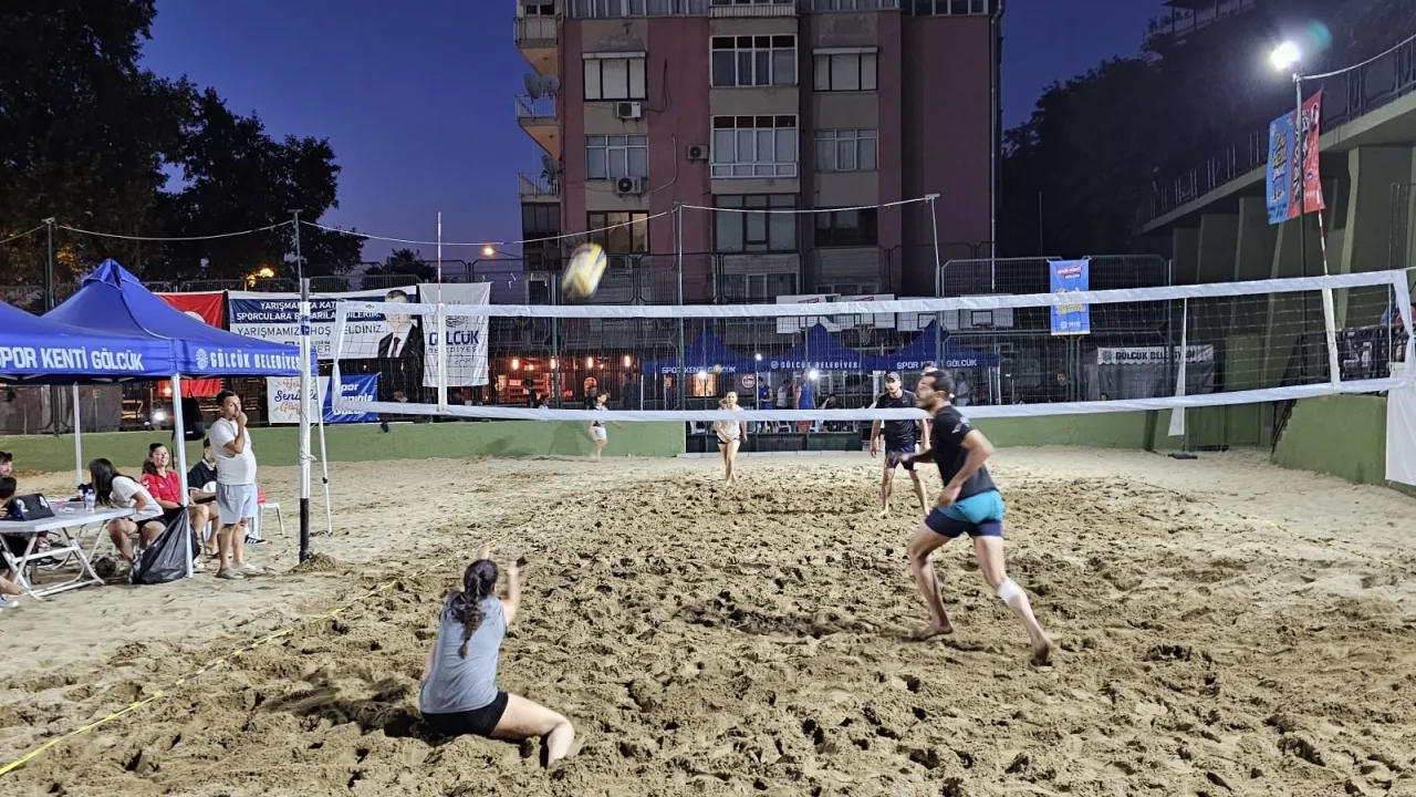 Kocaeli Gölcük’te plaj voleybolu turnuvası büyükler kategorisinde sona erdi