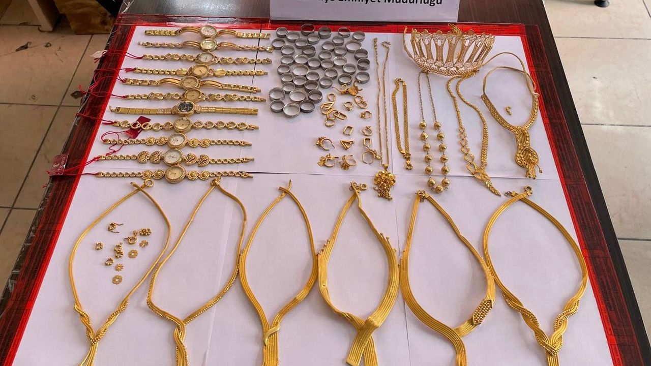 Bitlis'te duvarı delerek kuyumcudan altın çalan 5 şüpheli yakalandı