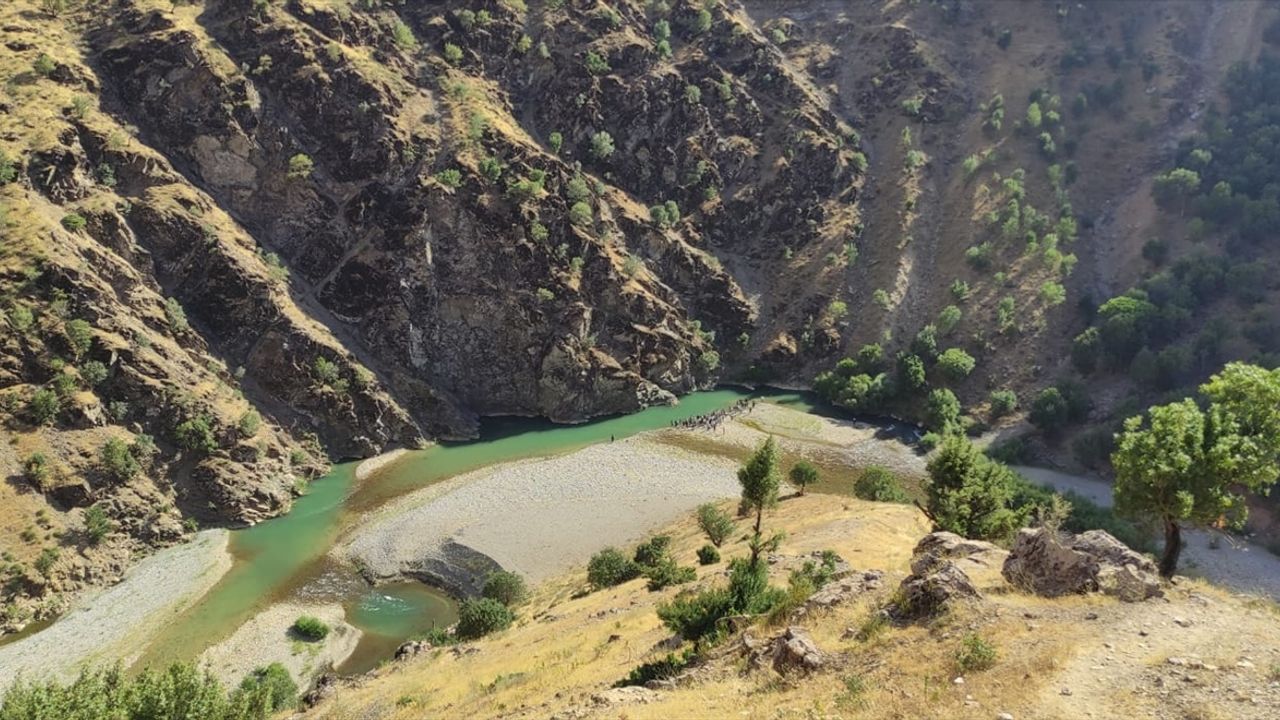Bitlis'te serinlemek için derede yüzen genç boğuldu