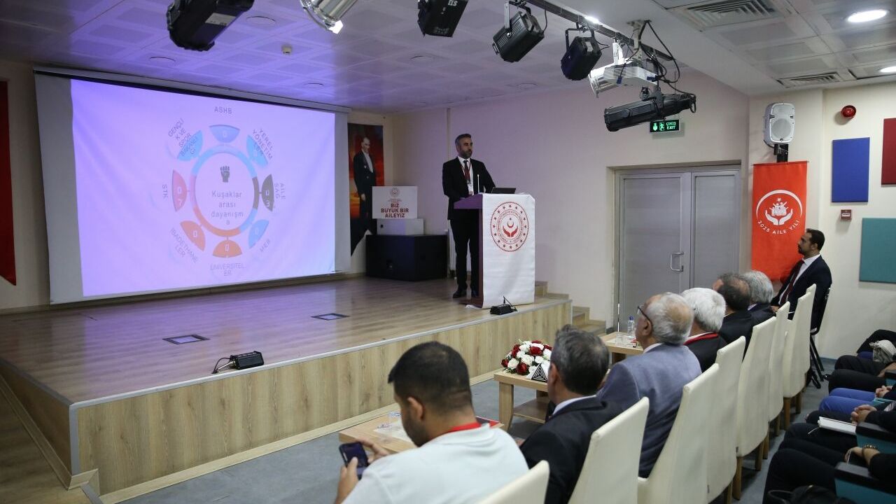 Diyarbakır'da "İl Yaşlılık Çalıştayı" düzenlendi