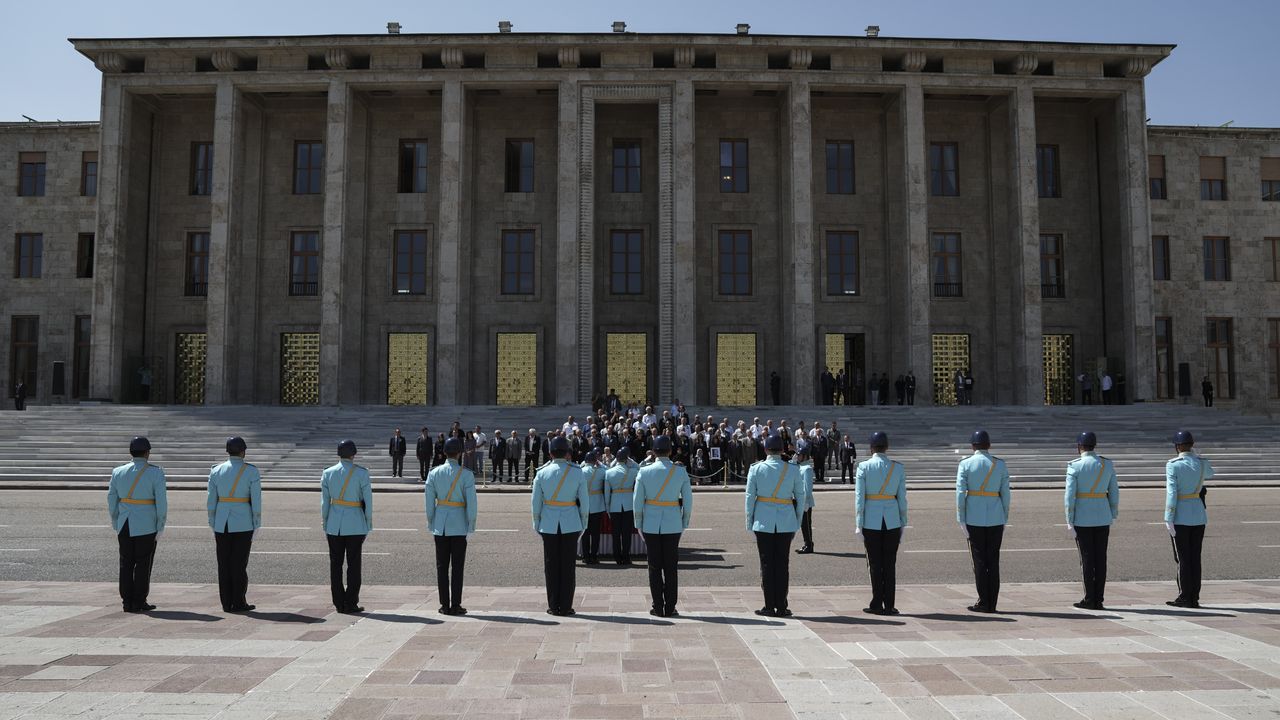 Eski Bakan Hasan Akyol için Mecliste cenaze töreni düzenlendi