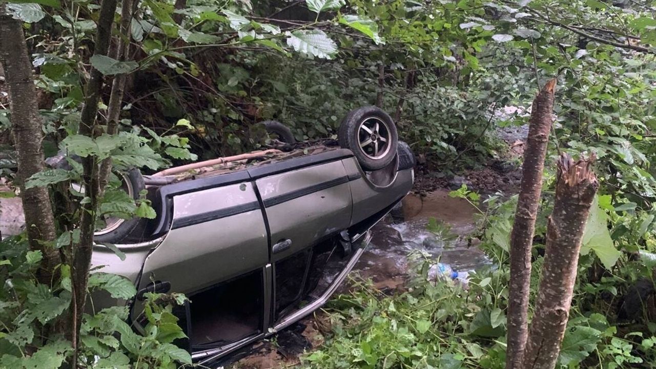 Giresun'da otomobilin dere yatağına devrildiği kazada 3 kişi yaralandı