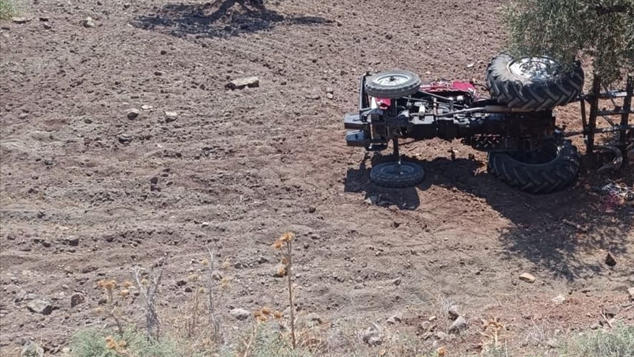 Kilis'te devrilen traktörün altında kalan çocuk öldü, 2 kişi yaralandı