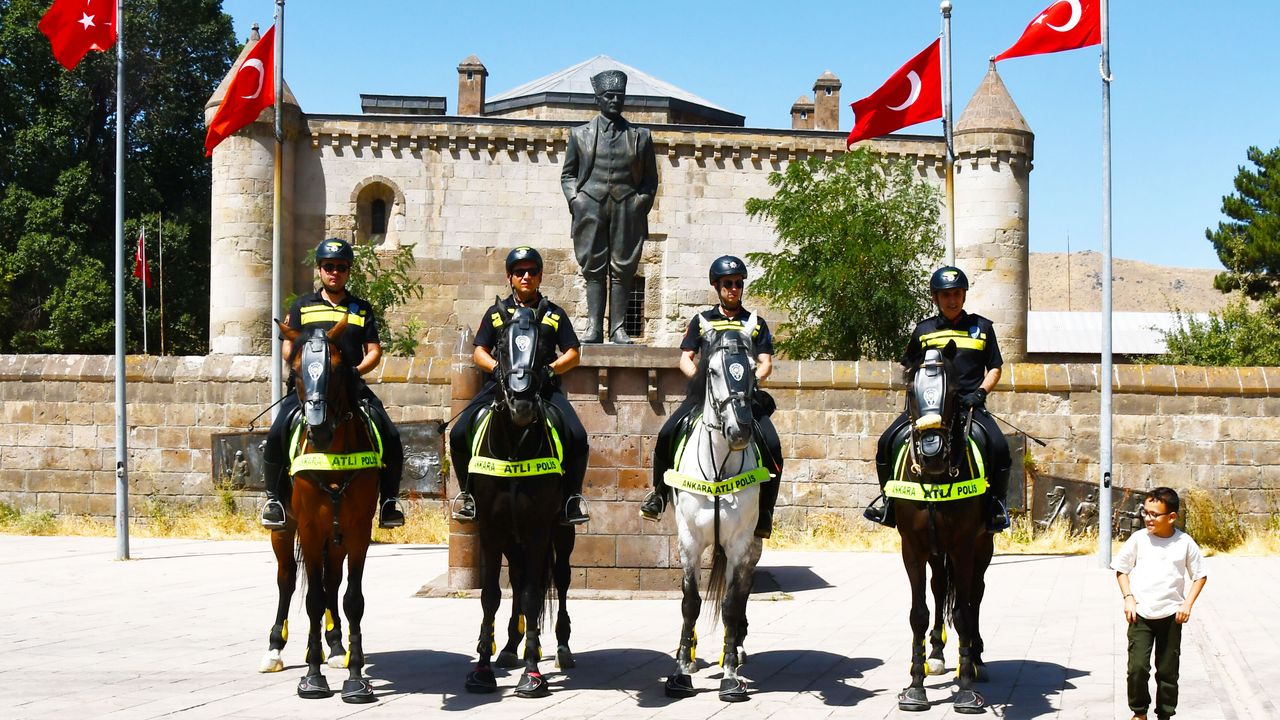Malazgirt Zaferi kutlamalarına katılacak atlı polisler Bitlis'te devriye görevi yaptı