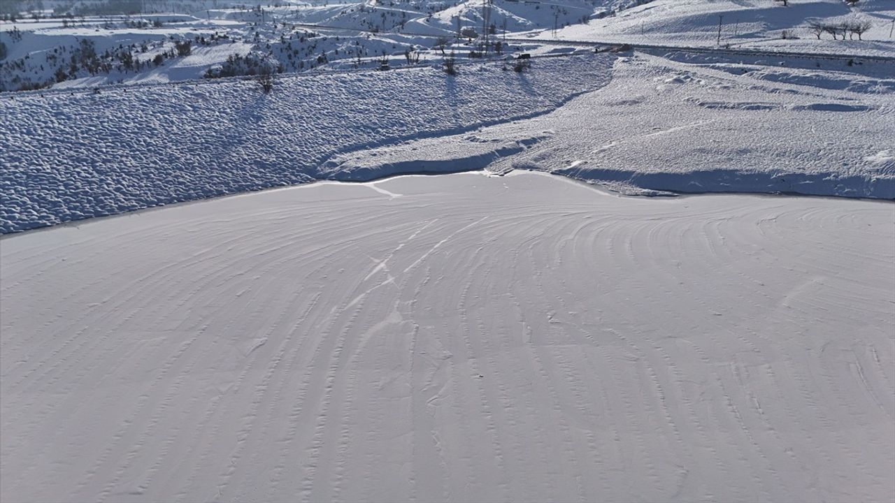 Bitlis'te Gayda Sulama Barajı'nın yüzeyi buzla kaplandı