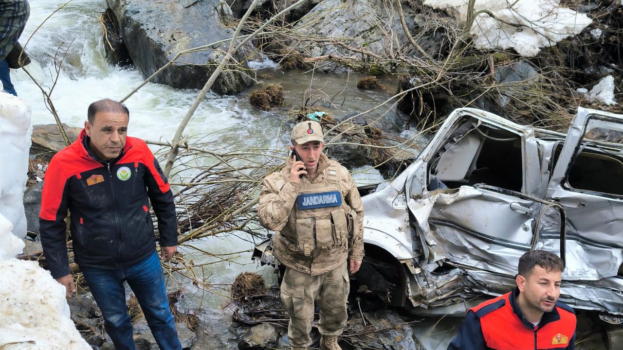 Bitlis'te dereye düşen hafif ticari araçtaki 3 kişi öldü, 5 kişi yaralandı