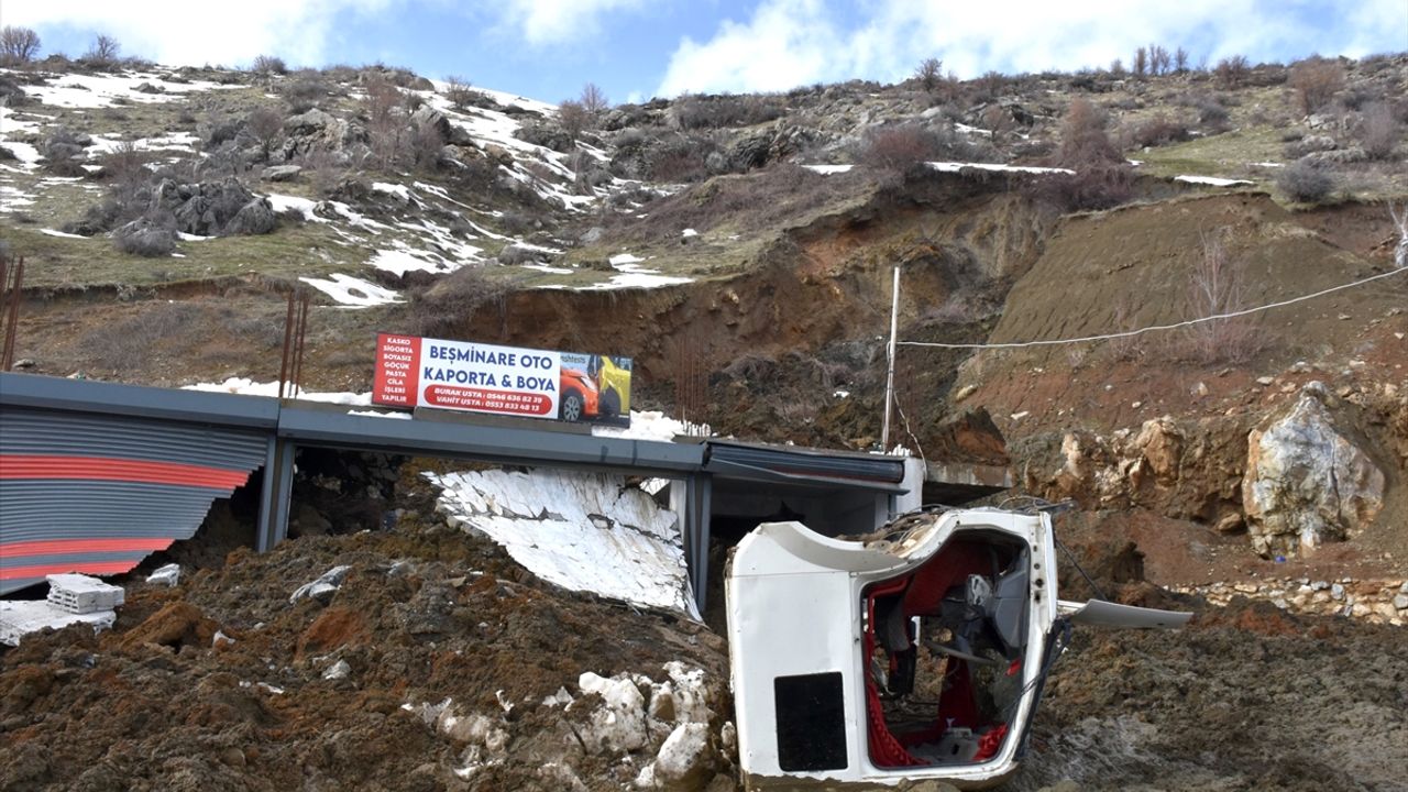 Bitlis'te toprak kayması sonucu 2 iş yeri zarar gördü