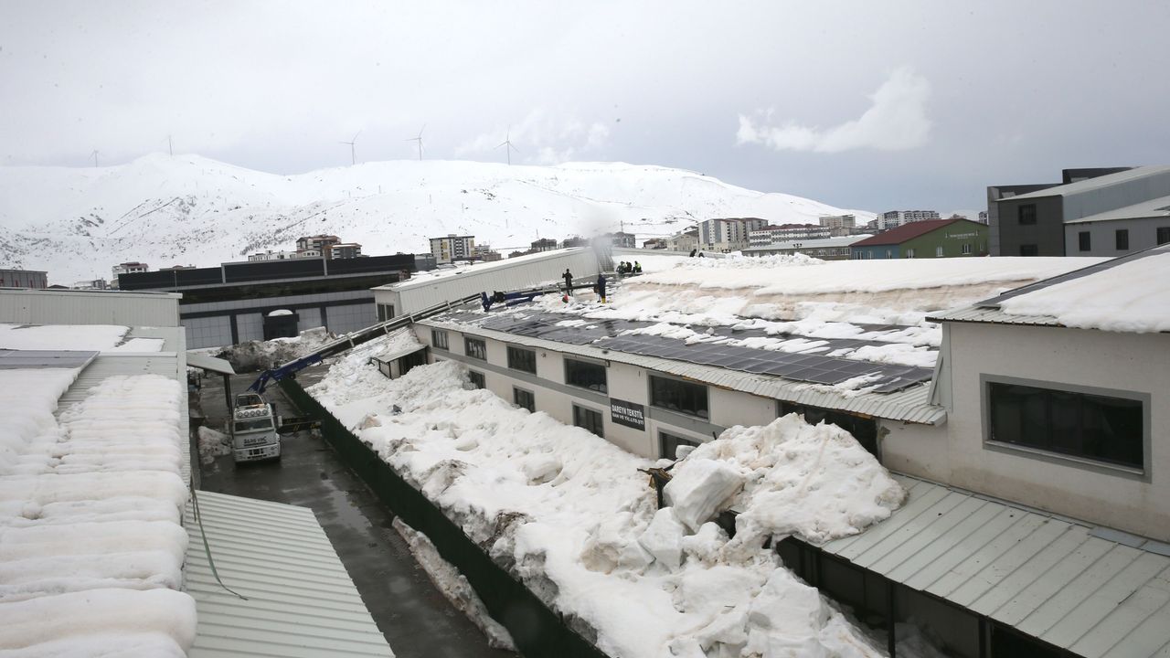 Bitlis'te fabrikanın çatısındaki yaklaşık 2 metrelik kar vince takılan aparatla temizlendi