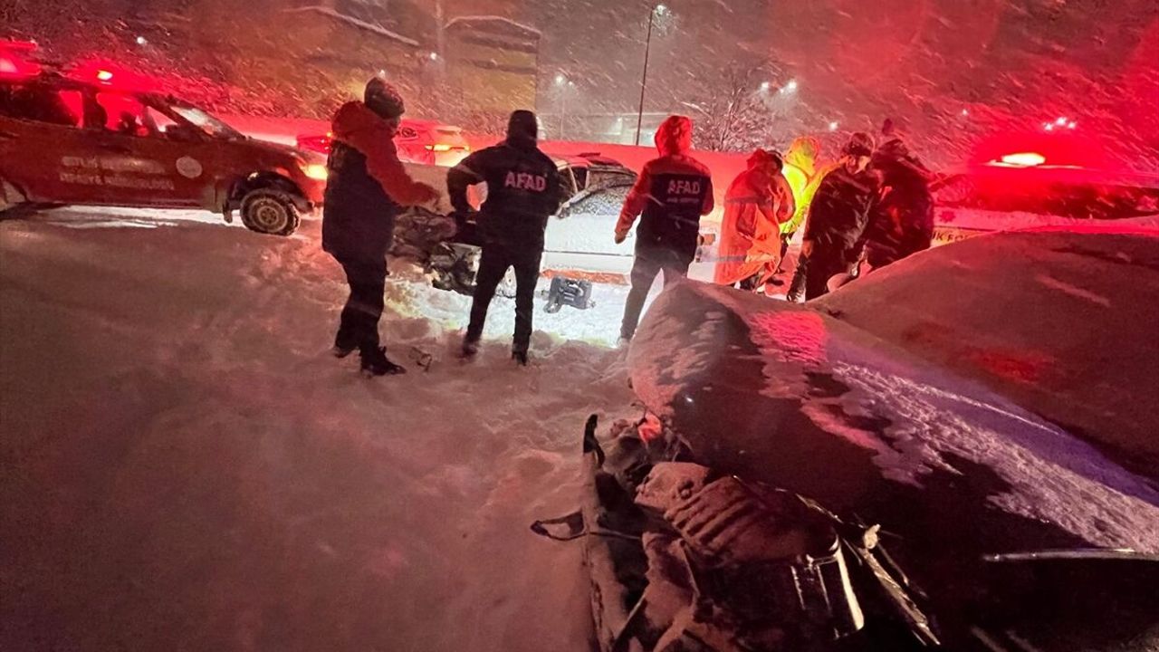 Bitlis'te iki otomobilin çarpıştığı kazada 7 kişi yaralandı