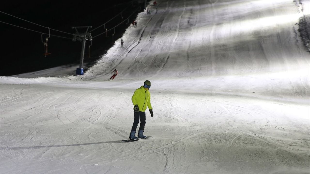 Bitlis'te ışıklandırılan tesiste gece kayağı keyfi