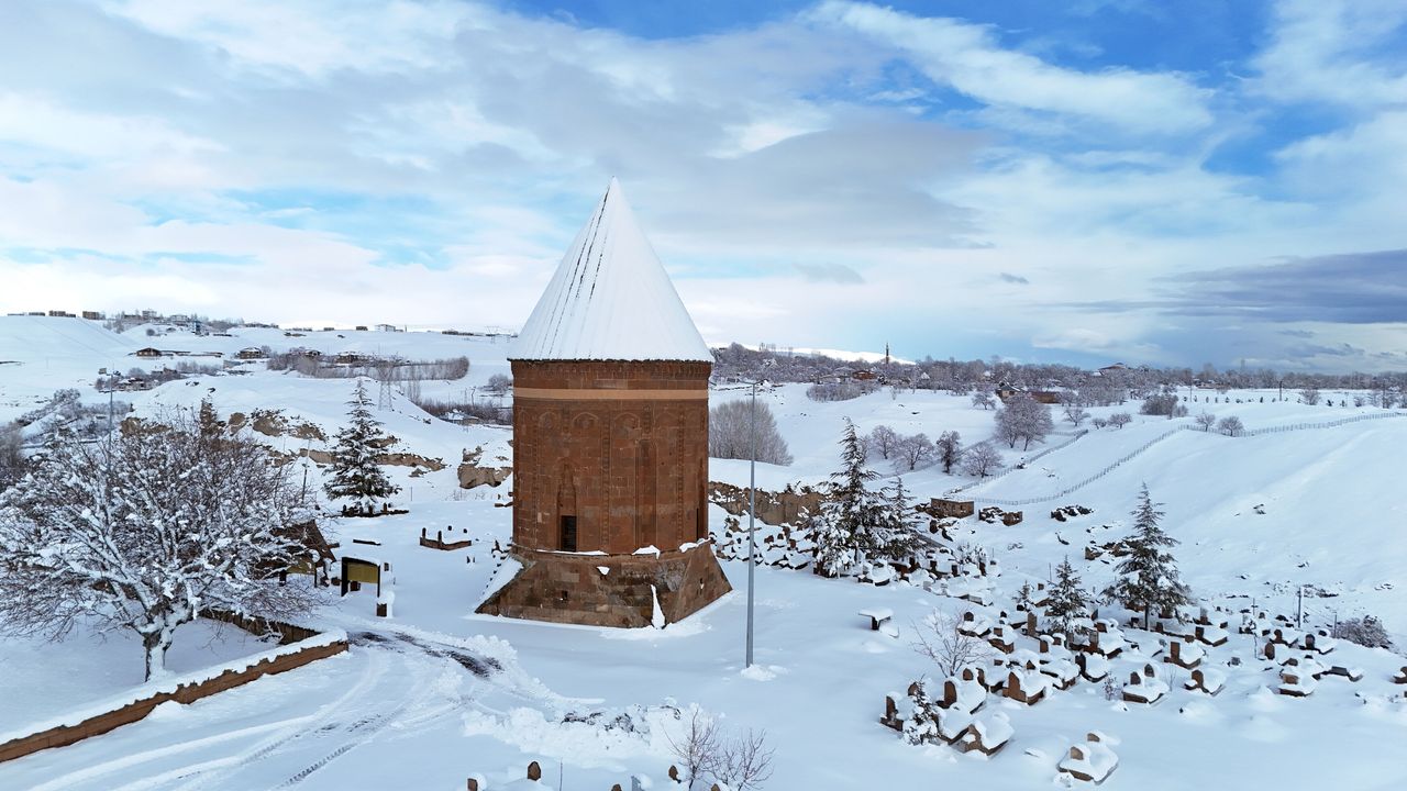 Bitlis'te tarihi yapılar karla kaplandı