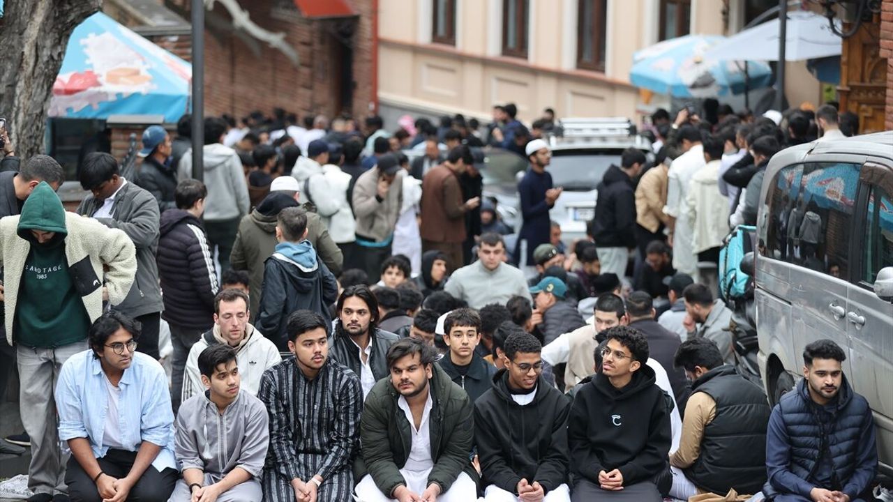 Gürcistan'ın başkenti Tiflis'te Ramazan Bayramı namazı kılındı