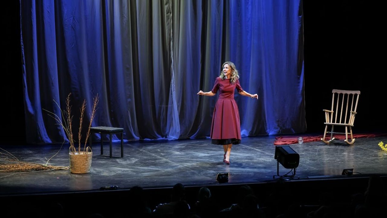 İnci Türkay'ın 'Liste' oyununun İstanbul prömiyeri gerçekleştirildi