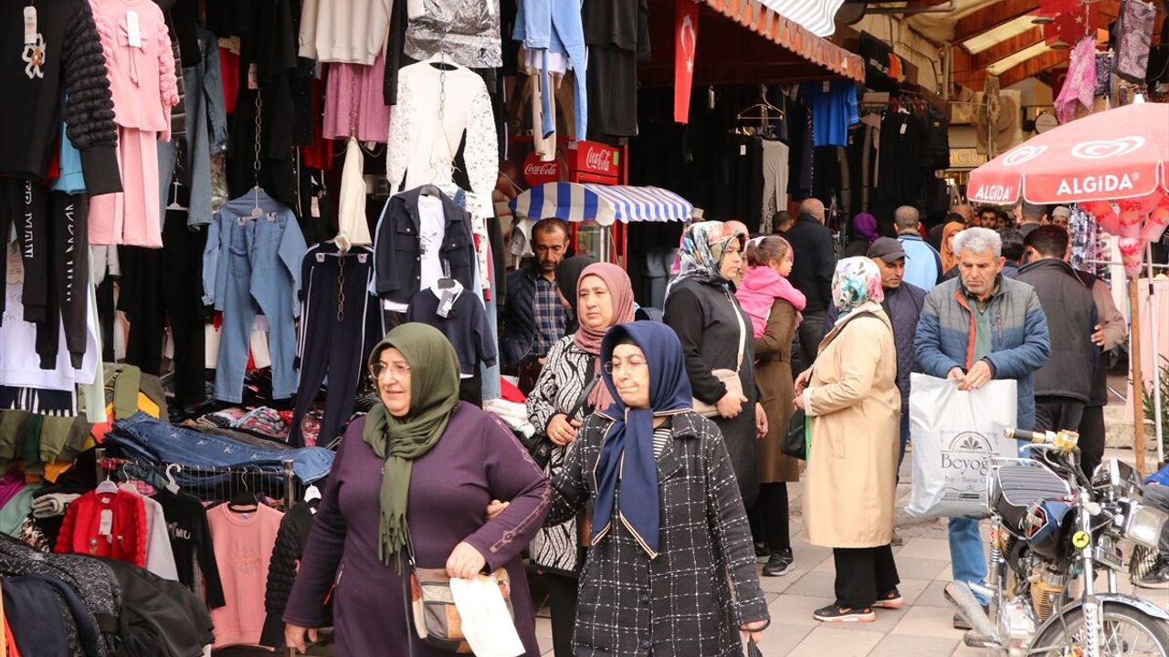 Kilis'te arife gününde bayram alışverişi yoğunluğu yaşanıyor