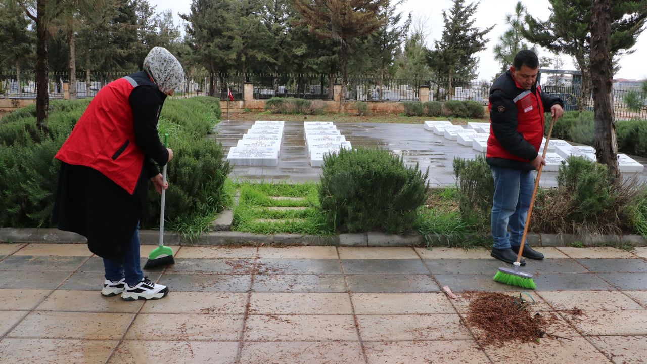 Kilis'te şehitliklerde bakım, onarım ve temizlik çalışması yapıldı