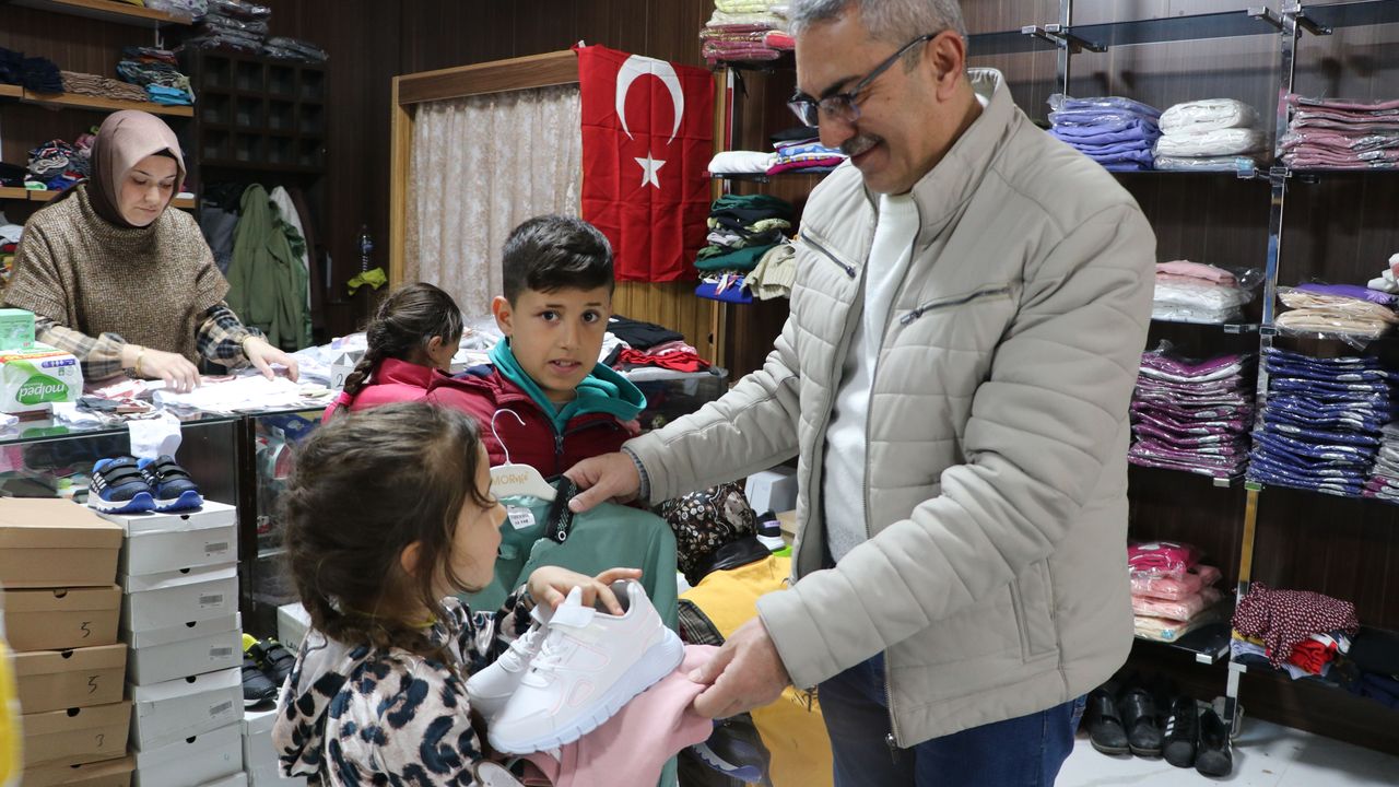 Kilis'teki ihtiyaç sahibi çocuklar bayramlıklarını 'mağaza'dan seçerek aldı