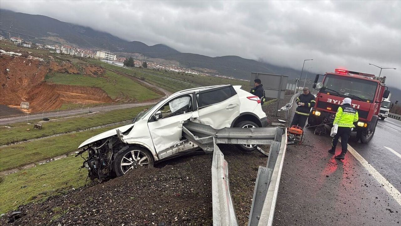 TAG Otoyolu'nda bariyere çarpan otomobilin sürücüsü öldü, 2 kişi yaralandı