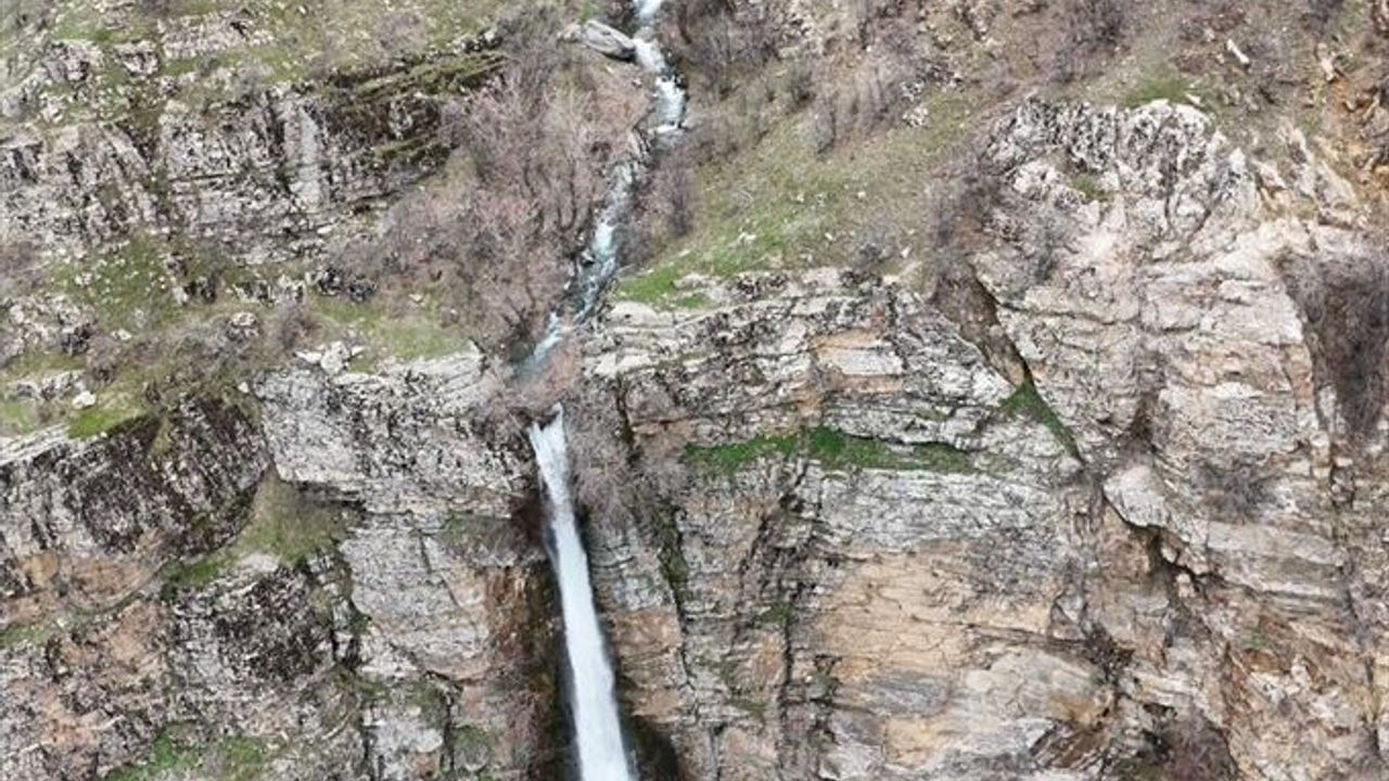 Bitlis'te Gümüşkanat Şelalesi'nin debisi eriyen karla yükseldi