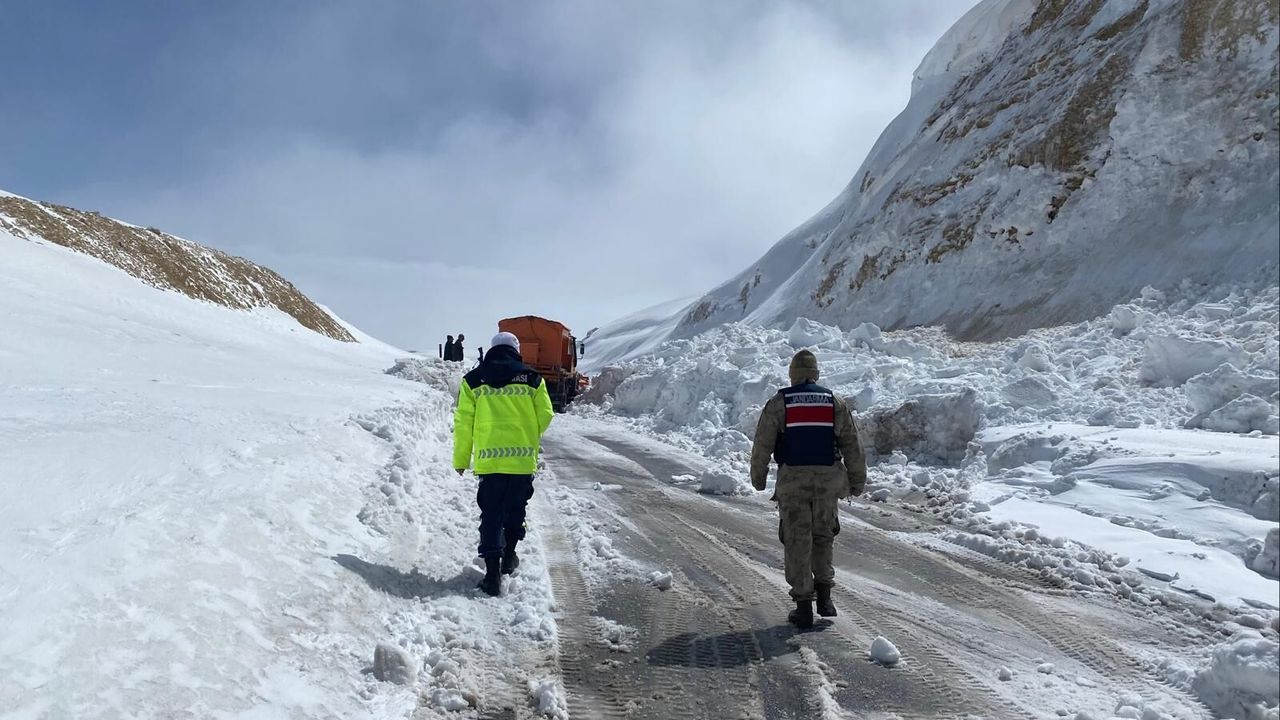 Bitlis'te kara yoluna düşen çığ temizlendi