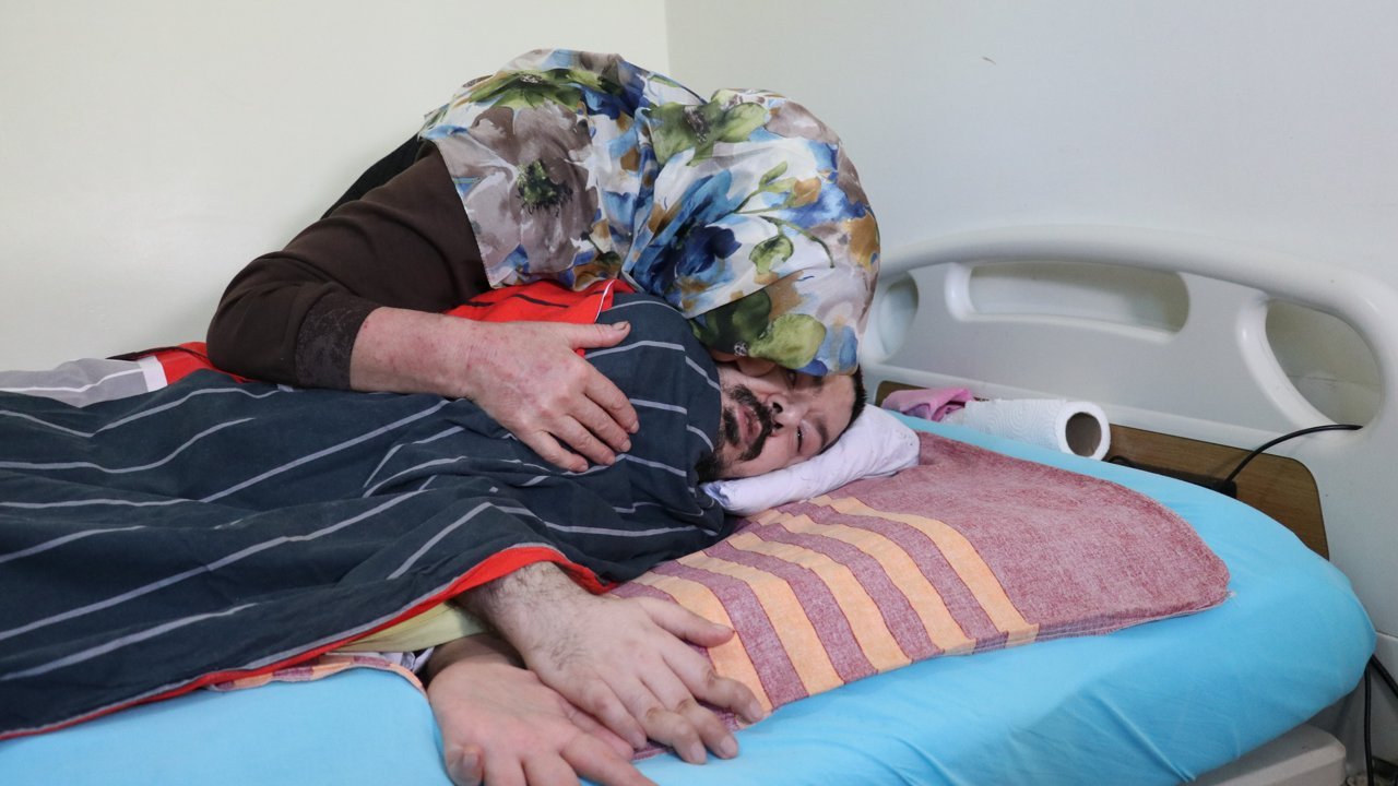Azmiyle kanseri yenen Ayten anne, yatağa bağımlı oğluna şefkatle bakıyor